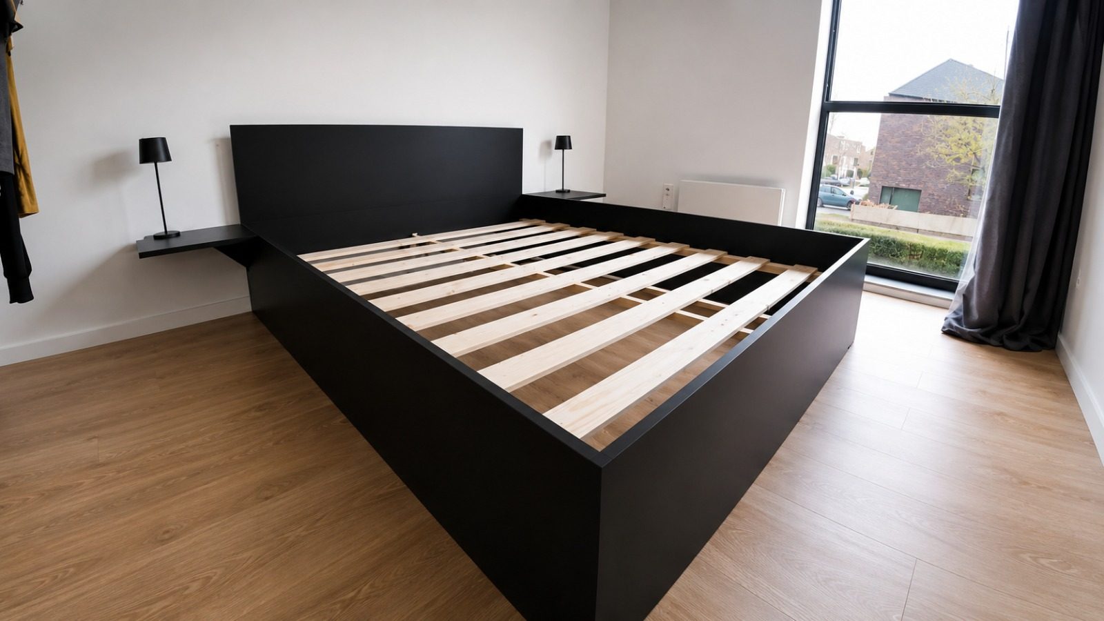 Zwart bed op maat met zwevende nachttafels