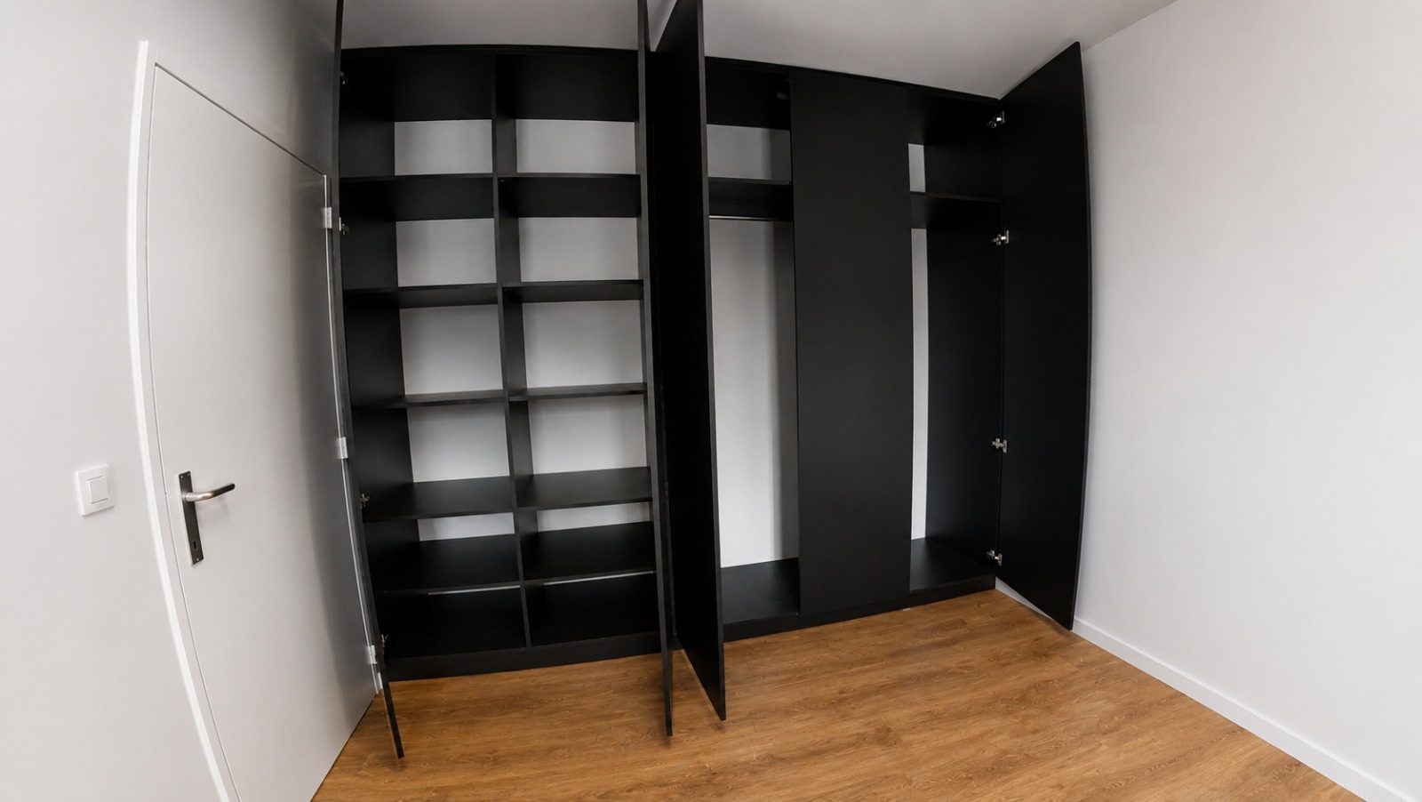Zwarte kastenwand op maat met legplanken en hangruimte