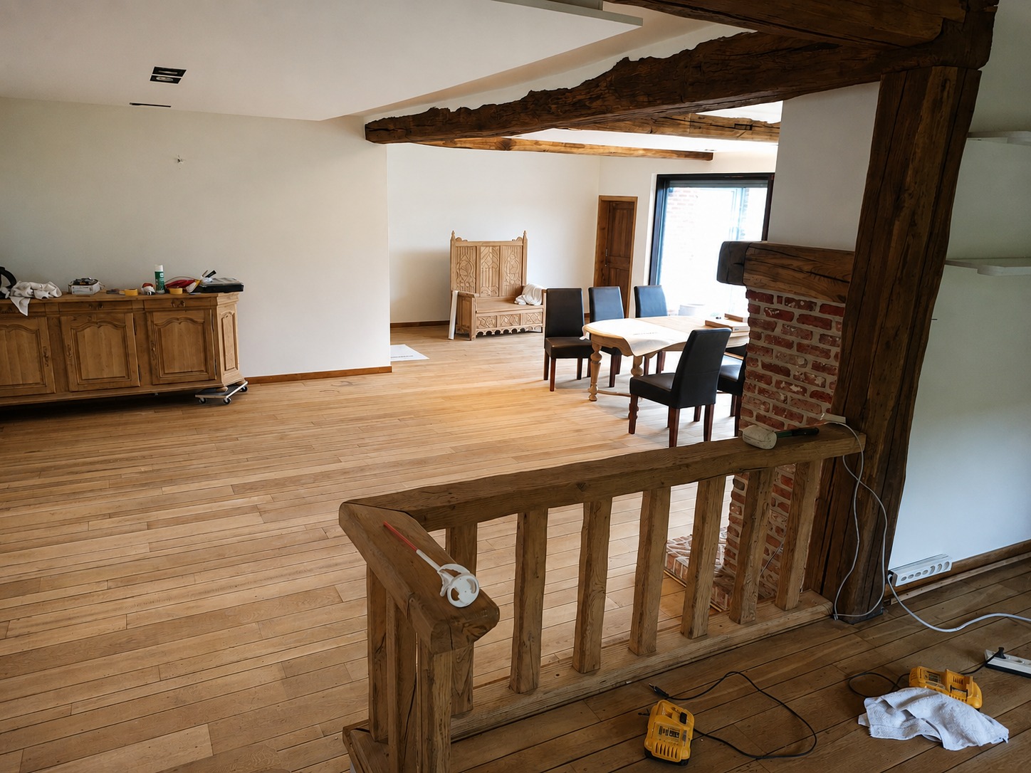 Renovatie in uitvoering: nieuwe eiken vloer en balustrade in een leefruimte