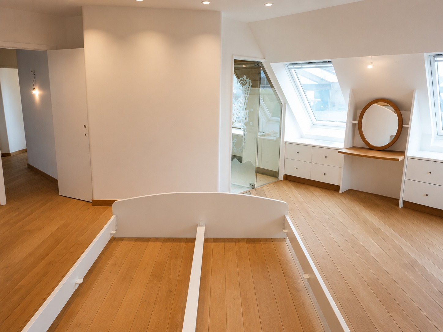 Gerenoveerde zolderslaapkamer met dakramen, maatkasten en badkamer en suite