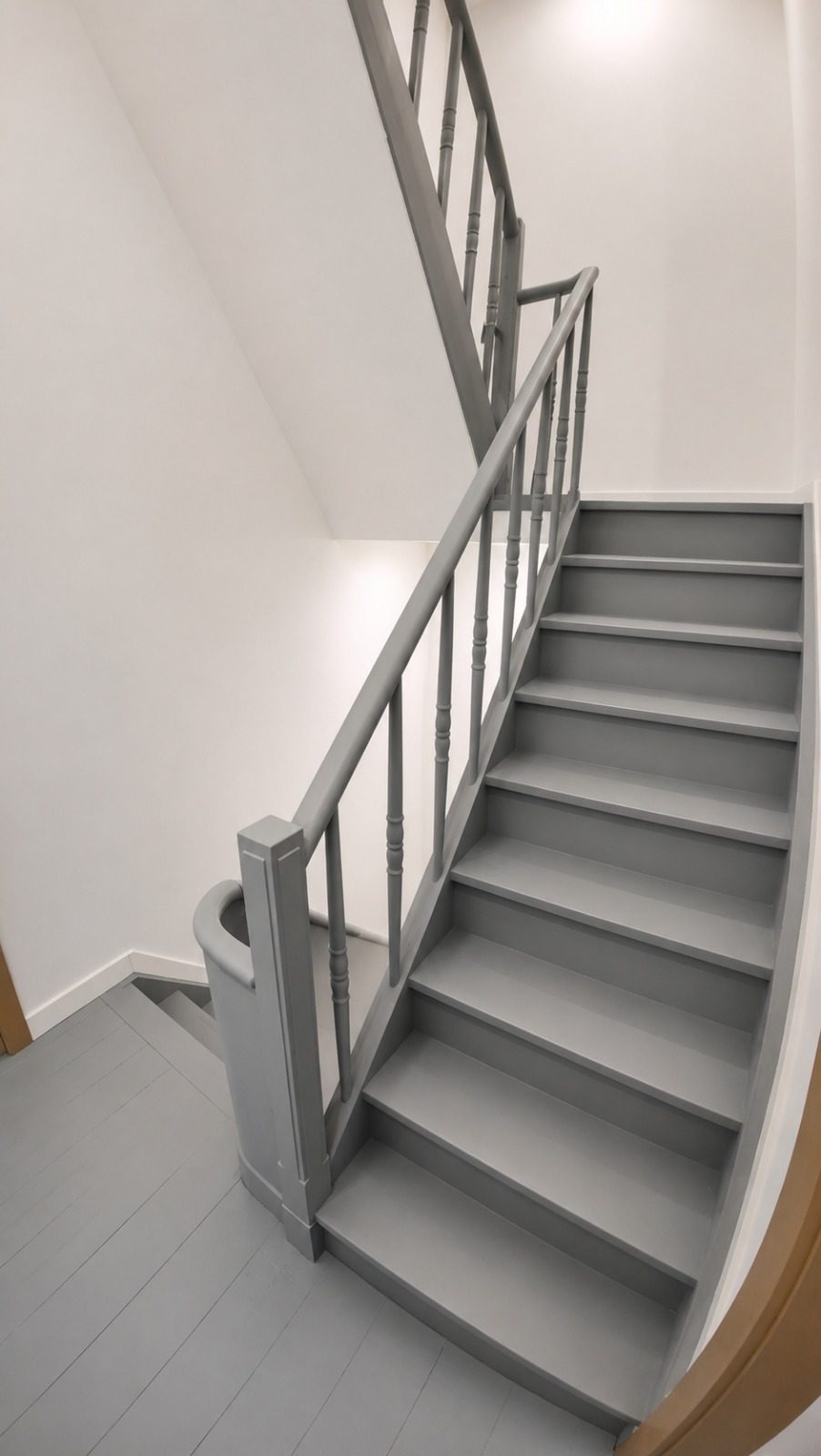 Grijs geschilderde houten trap na renovatie